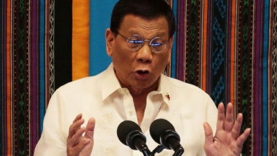 “Nëse zyrtarët ju kërkojnë ryshfet, goditini por mos i vrisni” – Duterte këshillon qytetarët