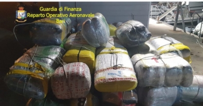 Rinis trafiku me gomone drejt Italisë, kapen 2 ton kanabis
