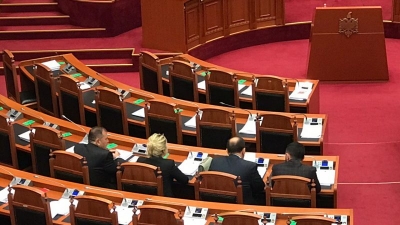 Analistët njëzëri: Tradhëtarët nuk mund të jenë opozita në Parlament