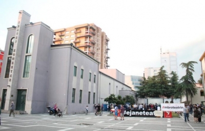 Përqark ka shumë jashtëqitje kombëtare, burra k*rva/ Gazetari “shpërthen” për Teatrin…