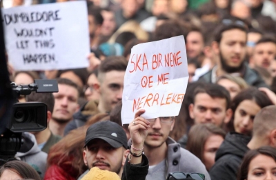 Kriminale/ Studentes i kërkohet të ketë të dy prindërit invalidë që të përfitojë bursën