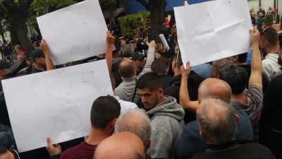 (VIDEO) Korça mbushet me protestues, policia rrethon Ramën dhe përplaset me qytetarët