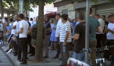 VIDEO/ Protestë në heshtje jashtë shkollës &#039;Kushtrimi i Lirisë&#039;: Edhe në 1945 kështu u votua, si sot!
