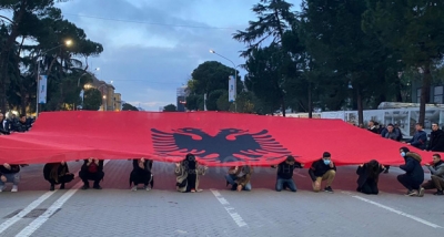 Flamuri gjigand në manifestimin madhështor (FOTOLAJM)