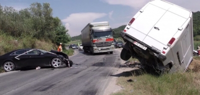 Furgoni me pasagjerë përplaset me trajlerin,plagosen 3 vajza