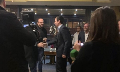 Tha që nuk ishte në Prishtinë për takimin me Thaçin, por Kurti fotografohet me gazetarët dhe befason me përgjigjen