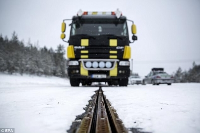Ndërtohet rruga e parë elektrike që do vetëkarikojë makinat në Suedi