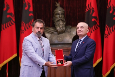 Meta dekoron aktorin e njohur Aleksandër Rrapi me titullin “Mjeshtër i Madh”: Këta janë bijtë e denjë të Shqipërisë, ambasadorët e kulturës kombëtare nëpër botë