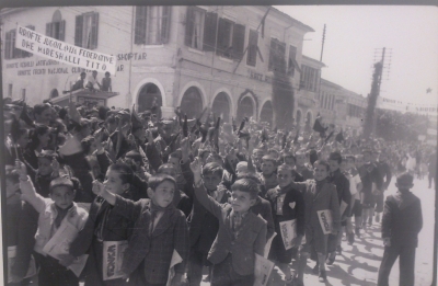 Fëmijë duke brohoritur për Jugosllavinë e mareshalin Tito