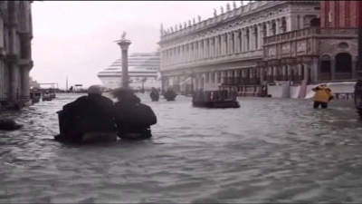 Moti i keq në Itali, ‘përmbytet’ Venezia, por kamarierët e një restoranti vazhdojnë punën
