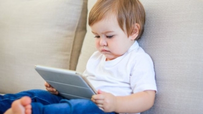 Mbani fëmijët larg celularëve dhe tabletave, shkaktojnë probleme serioze