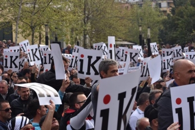 Mesazhi i mijëra të rinjve në protestë: Rama ik!