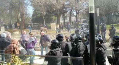 VIDEO/ Si në vitet 1990 kur policia mbronte diktaturën, ja si u dhuanuan sot protestuesit