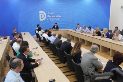 PD i përgjigjet Veliajt: Bëni rolin e budallait