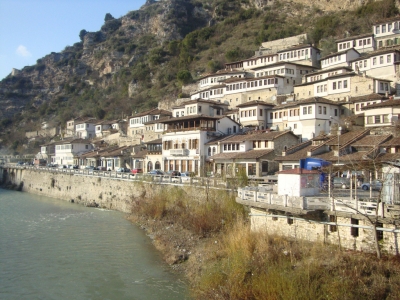 Ndotja e Osumit, mbetje dhe aromë e keqe pëgjatë lumit në Berat