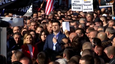 VIDEO LIVE/ Basha dhe Kryemadhi i bashkohen protestës tek Parlamenti