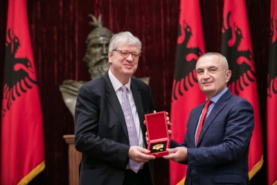 Meta i jep titullin “Kalorës i Urdhrit të Skënderbeut” zyrtarit të lartë të CDU/CSU