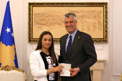 Presidenti Thaçi nderon me pasaportë diplomatike xhudisten Kelmendi dhe dy sportistë të tjerë