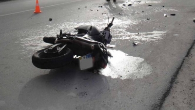Makina përplas motorin tek &quot;Ali Demi&quot;, plagoset një person