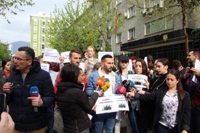 &quot;Lajmësi nuk preket&quot;/Gazetarët i zënë derën Arta Markut