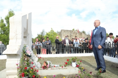 Presidenti, homazhe në varrin e Ibrahim Kodrës: Atdhetari që nuk harroi kurrë Shqipërinë