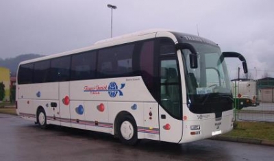 Pamje të frikshme/ Autobusi me turistë përplaset me shkëmbin në Librazhd