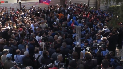 VIDEO LIVE/ Serish tension e përplasje para parlamentit