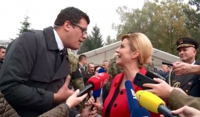 Video/Presidenten e Kroacisë e “bombardojnë” me pyetje, ajo ia rrëmben mikrofonin gazetarit