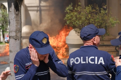 Tensionohet situata përpara bashkisë, protestuesit tentojnë të futen brenda