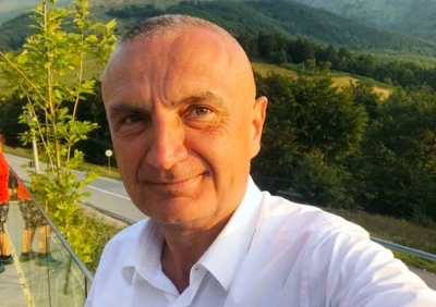 &#039;Rikthim në Përrallë&#039;, ja nga ku na përshëndet presidenti Ilir Meta