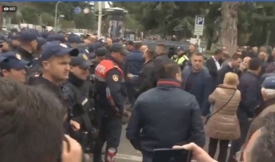VIDEO/ Tensionohet situata mes protestuesve dhe policisë
