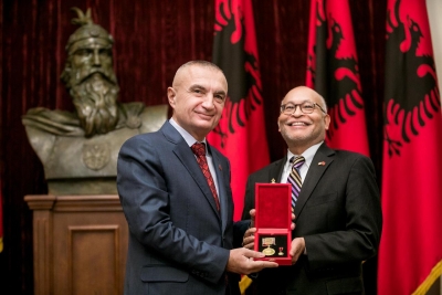 Presidenti Meta vlerëson ish-Ambasadorin e SHBA, Arvizu me Titullin e lartë “Për Merita të Veçanta Civile”