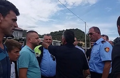 Vijon protesta për shkollën në Mengel, fëmijët presin...