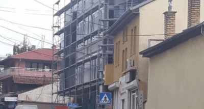 Qëllohet me armë teksa dilte nga berberi, autori largohet nga vendngjarja