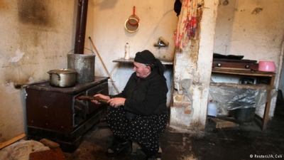 Thellohet pabarazia, 33% e shqiptarëve mendojnë po bien në varfëri