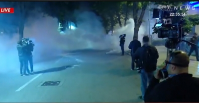 Policia dhunon edhe protestuesit që duan lirimin e zyrtarit demokrat
