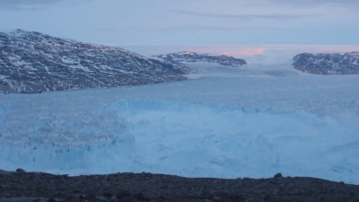 Pamje mbresëlënëse, ajsbergu gjigand shkëputet nga akullnaja
