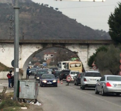 Elbasan, Boçi: Policia presion protestuesve, kontrolle makinave