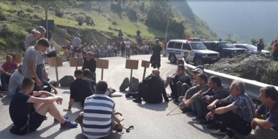 “Nuk shkëmbejmë urën 7-shekullore me përbindësh betoni”, protesta në Vlorë