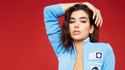 FOTO/ Dua Lipa nostalgjike, nxjerr foton kur ishte e vogël/ ‘Djali i vogël i mamit’