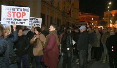 &quot;E duam Shqipërinë pa Ramën dhe Veliajn&quot;, thirrja që po jehon në sheshet e qyteteve