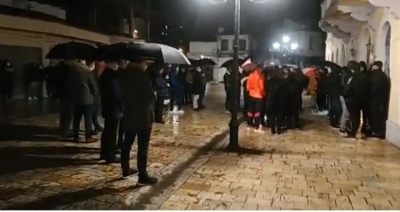 Shkodra në protestë për vrasjen e Klodian Rashës. Qytetarët thyejnë orën policore: Duam drejtësi!