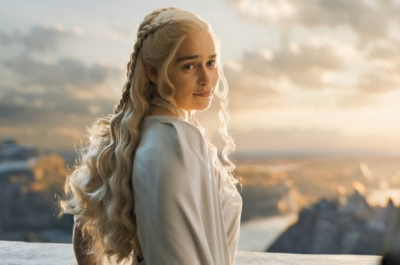 Emilia Clarke feston ditëlindjen me tortë të frymëzuar nga “Game of Thrones”