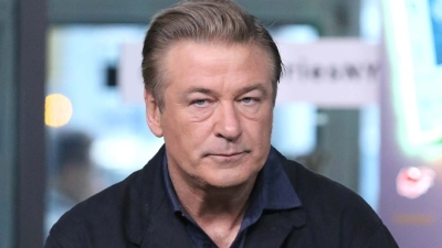 “Pse më dhanë një armë të mbushur?”/Ja si reagoi aktori Alec Baldwin pas ngjarjes tragjike në sheshxhirimin e filmit “Rust”