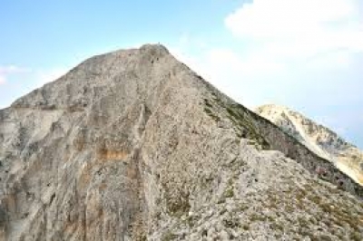 Pesë persona bllokohen në malin e Tomorit, helikopteri i FA u shkon në ndihmë