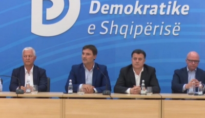 Ish-deputetët e PD në konferencë shtypi për ngjarjet e 16 shkurtit para Policisë në Tiranë