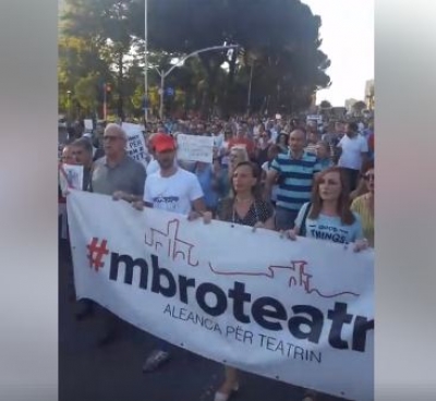 LIVE/ Mijëra protestues para Kryeministrisë në mbrojtje të Teatrit