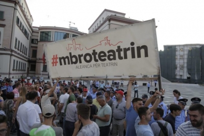 Thirrja e Artistëve: Të ruajmë Teatrin, po shtohen me shumicë forcat e policisë