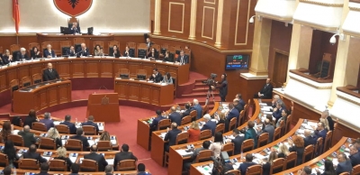 Kuvendi zgjedh në kundërshtim me Kushtetutën anëtarë të Gjykatës Kushtetuese. ‘Opozita’ e re bashkon votat me maxhorancën