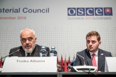 “Vendi i krizave merr drejtimin e OSBE”- DPA gjermane shkruan për Shqipërinë dhe citon Veton Surroin